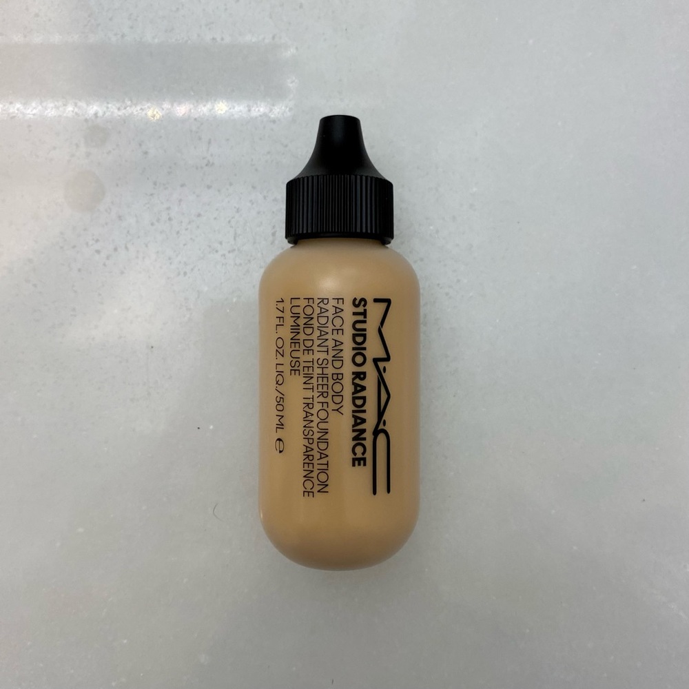 MAC STUDIO RADIANCE FACE & BODY FOUNDATION - Picture 3 of 8